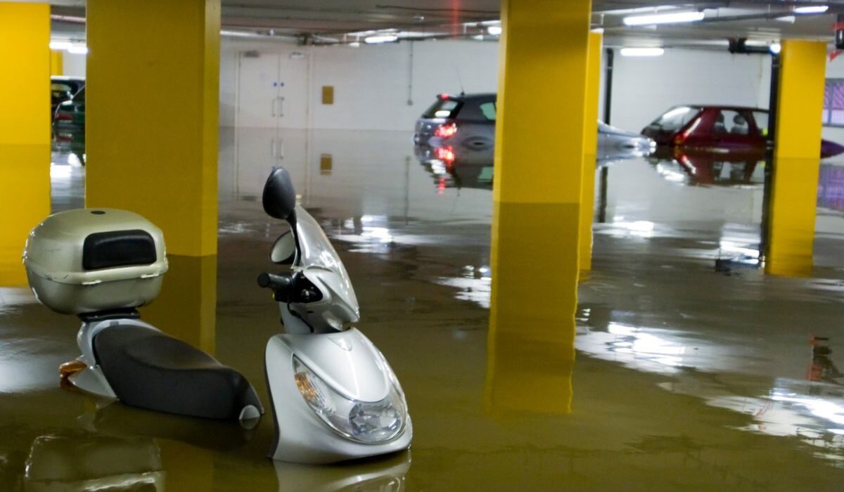 Parking inondé à cause de son altitude et sa proximité avec un cours d’eau